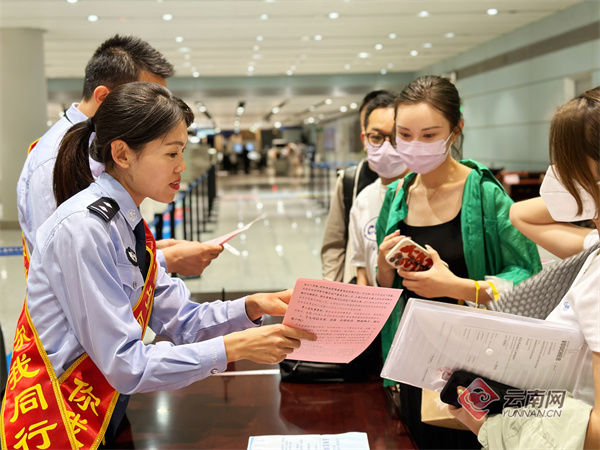 “五一”出境顶峰期 昆明边检普法“零距离” “五一”出境顶峰期 昆明边检普法“零距离”