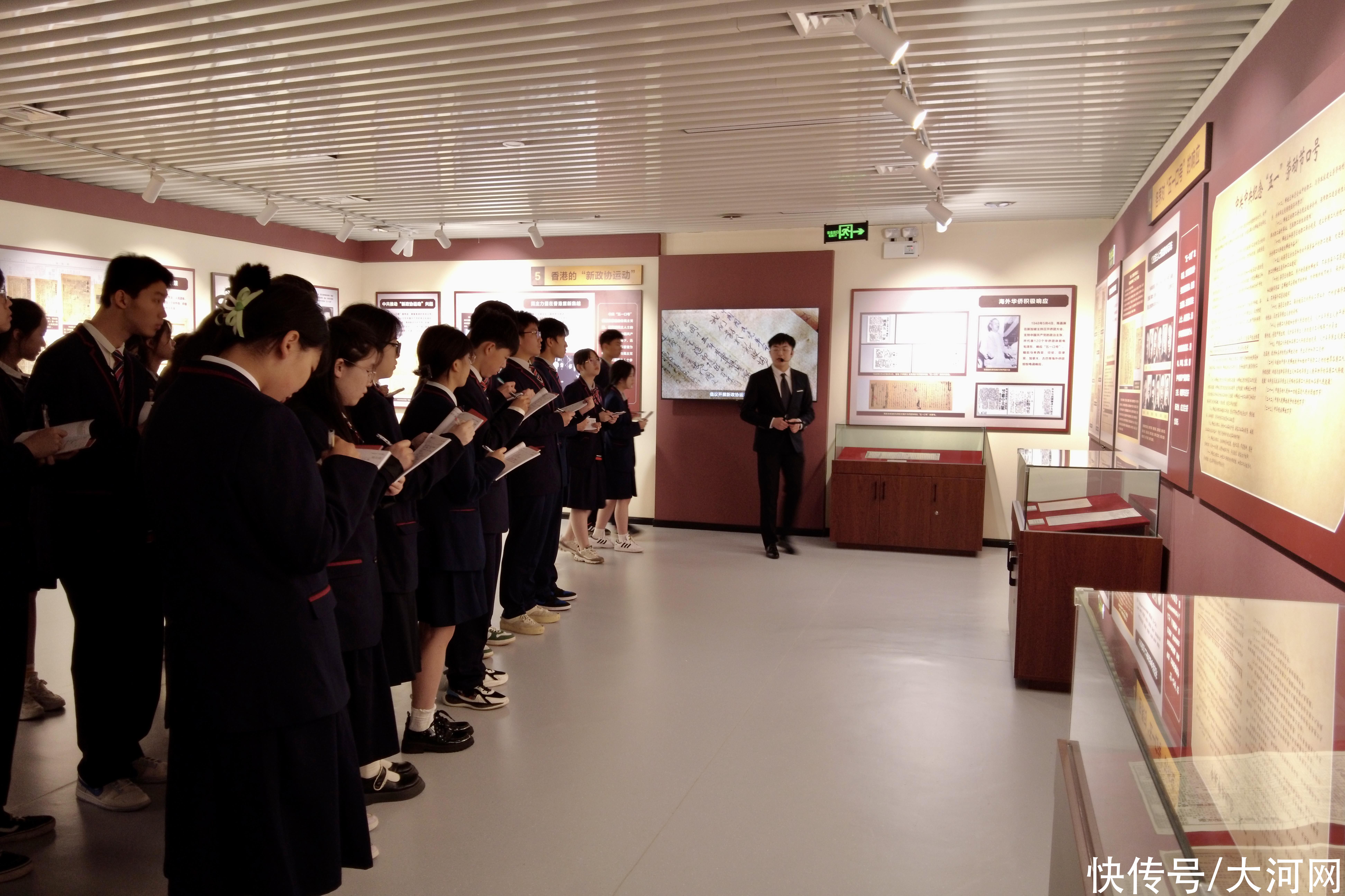 重温多党合作光芒前史 “大路同行——从‘五一标语’到洽谈建国重要史事回顾展”迎观赏热潮