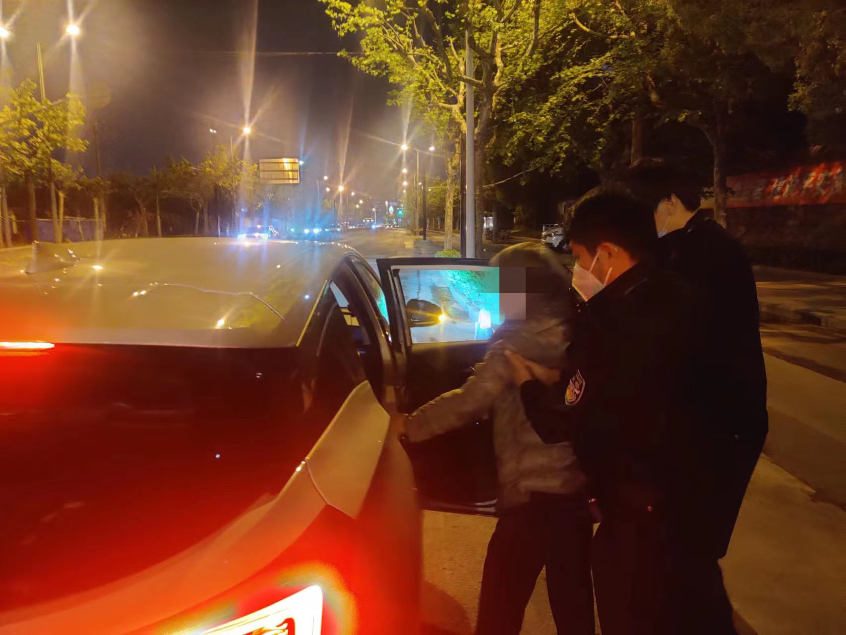 耄耋白叟假日外出漫步突发迷路! 民警两小时助白叟安全回家 耄耋白叟假日外出漫步突发迷路! 民警两小时助白叟安全回家