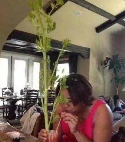 高兴一刻笑话:小时候玩鞭炮,喜欢把鞭炮往茅房里扔 高兴一刻笑话:小时候玩鞭炮,喜欢把鞭炮往茅房里扔