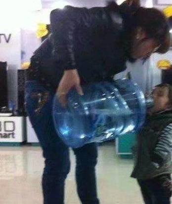 高兴一刻笑话:小时候玩鞭炮,喜欢把鞭炮往茅房里扔 高兴一刻笑话:小时候玩鞭炮,喜欢把鞭炮往茅房里扔