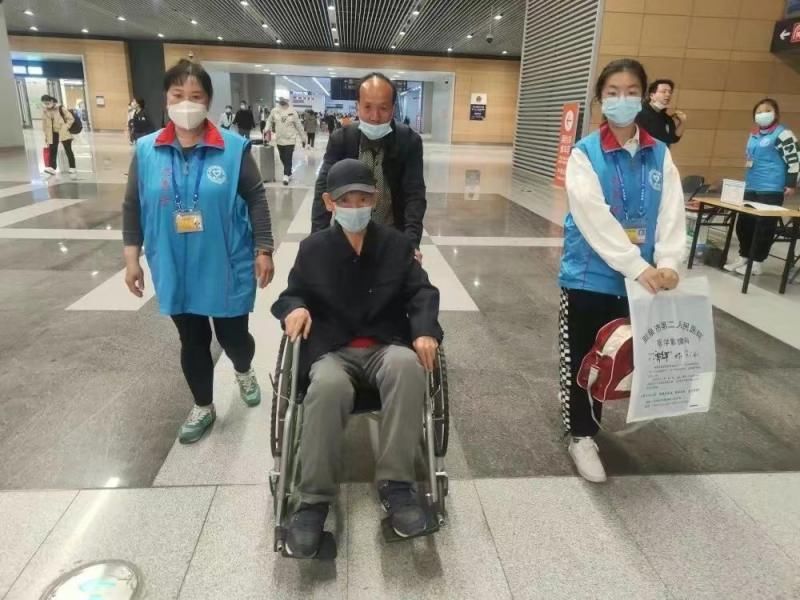 自愿服务保证丰台站平稳应对史上客流新高 自愿服务保证丰台站平稳应对史上客流新高