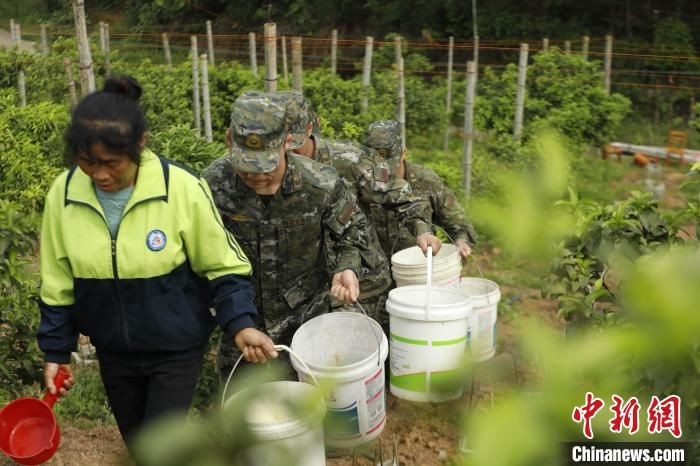 广西桂林：“五一”走进田间地头 饯别军民鱼水情