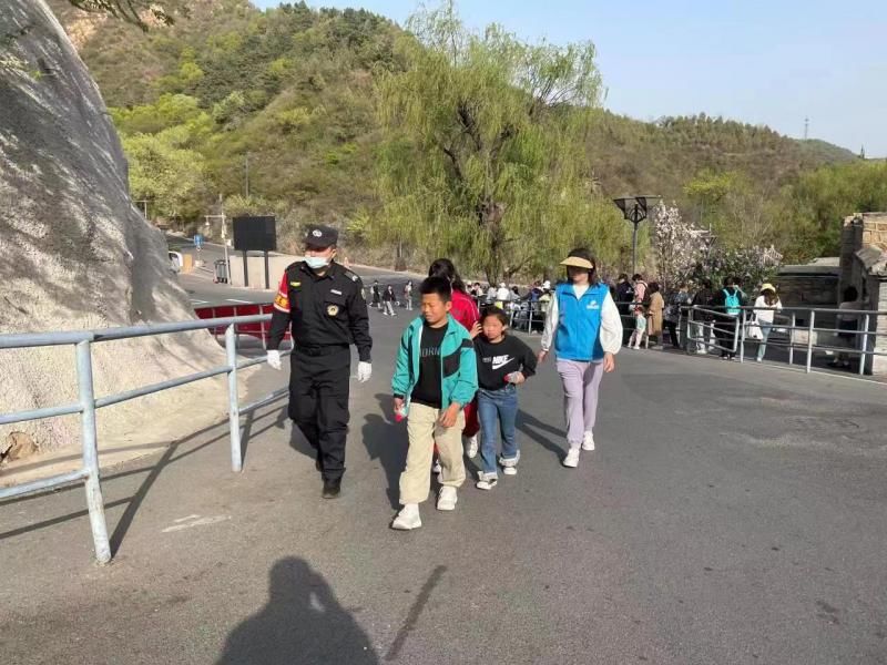 姐弟三人进京玩耍迷了路  北京公交乘务管理员帮助找到家人 姐弟三人进京玩耍迷了路  北京公交乘务管理员帮助找到家人