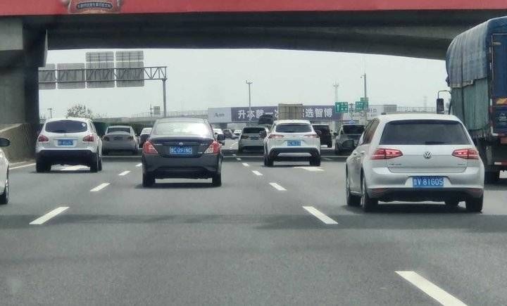 五一长假返程,济青高速北线车流挺多 五一长假返程,济青高速北线车流挺多