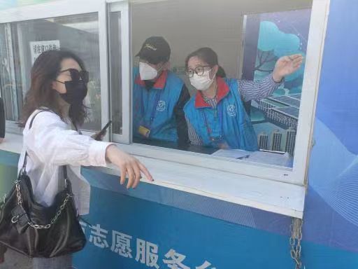 自愿服务保证丰台站平稳应对史上客流新高 自愿服务保证丰台站平稳应对史上客流新高