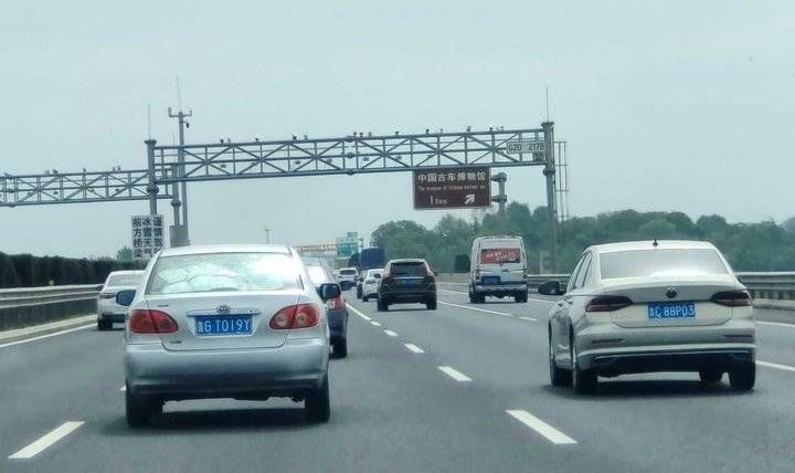 五一长假返程,济青高速北线车流挺多 五一长假返程,济青高速北线车流挺多