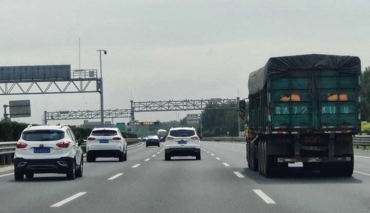 五一长假返程,济青高速北线车流挺多 五一长假返程,济青高速北线车流挺多