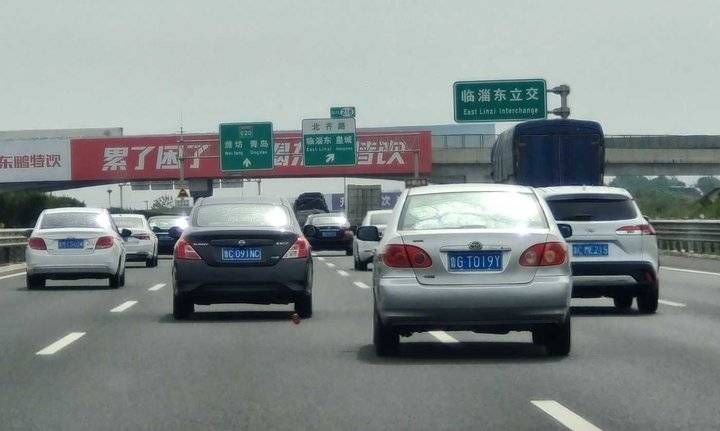 五一长假返程,济青高速北线车流挺多 五一长假返程,济青高速北线车流挺多