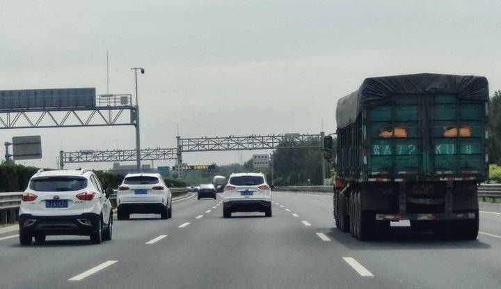 五一长假返程,济青高速北线车流挺多 五一长假返程,济青高速北线车流挺多