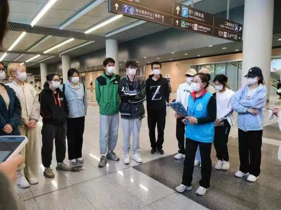 自愿服务保证丰台站平稳应对史上客流新高 自愿服务保证丰台站平稳应对史上客流新高