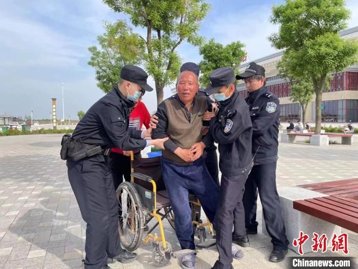 西安铁警:“一站式”服务护航旅客“五一”假日出行 西安铁警:“一站式”服务护航旅客“五一”假日出行