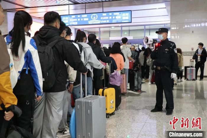 西安铁警:“一站式”服务护航旅客“五一”假日出行 西安铁警:“一站式”服务护航旅客“五一”假日出行