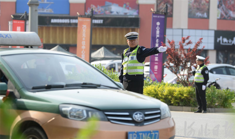 河北文安:假期值守保疏通 河北文安:假期值守保疏通