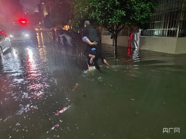 江西暴雨致49.7万人受灾:紧急转移安置1.4万人,直接经济损失5.2亿元
