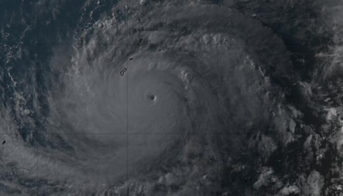 台风玛娃加强为今年首个超强台风 体型庞大台风眼非常清晰
