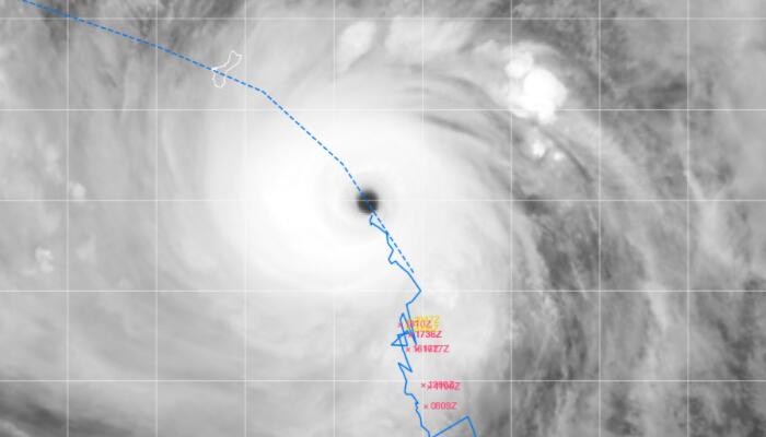 台风玛娃加强为今年首个超强台风 体型庞大台风眼非常清晰