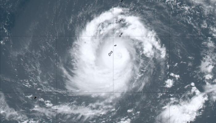 2号超强台风玛娃超强云图更新:云系浓密台风眼变模糊了