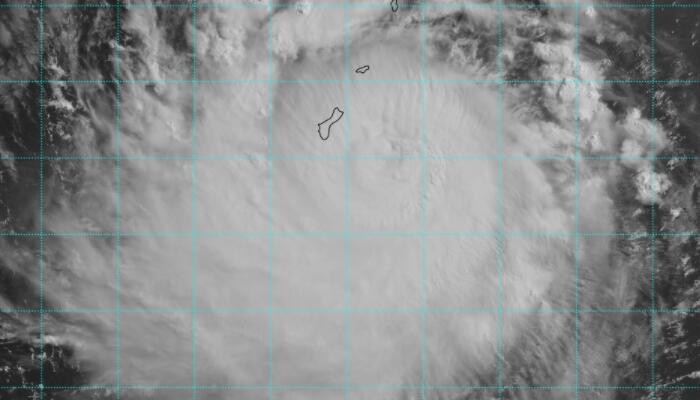 2号超强台风玛娃超强云图更新:云系浓密台风眼变模糊了